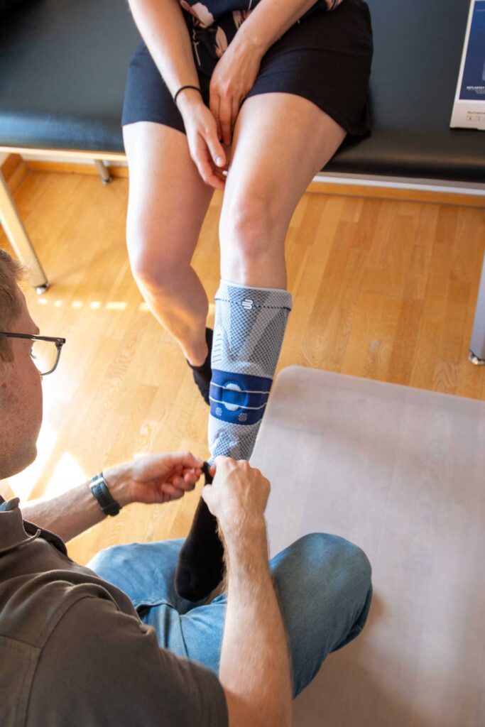 Anpassung einer Sprunggelenkbandage bei Desor in Bad Homburg